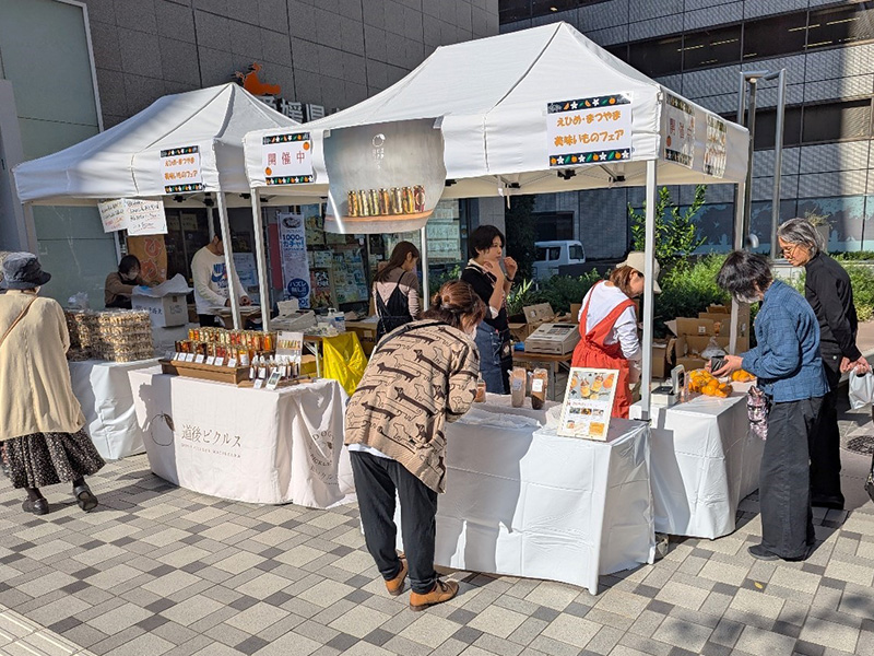 愛媛県大阪事務所の敷地内で催事販売